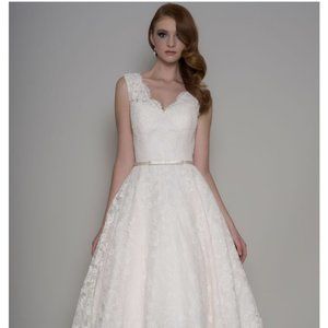 Tea-Length A-Line V-Neck Sleeveless Lace Wedding Dress (white)